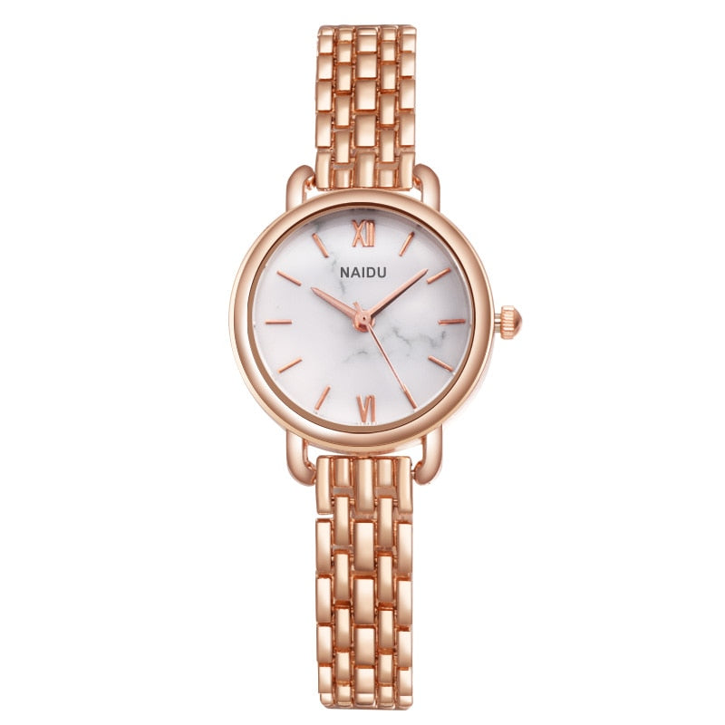 Montre élégante pour dames sur un bracelet avec motif en pierre.
