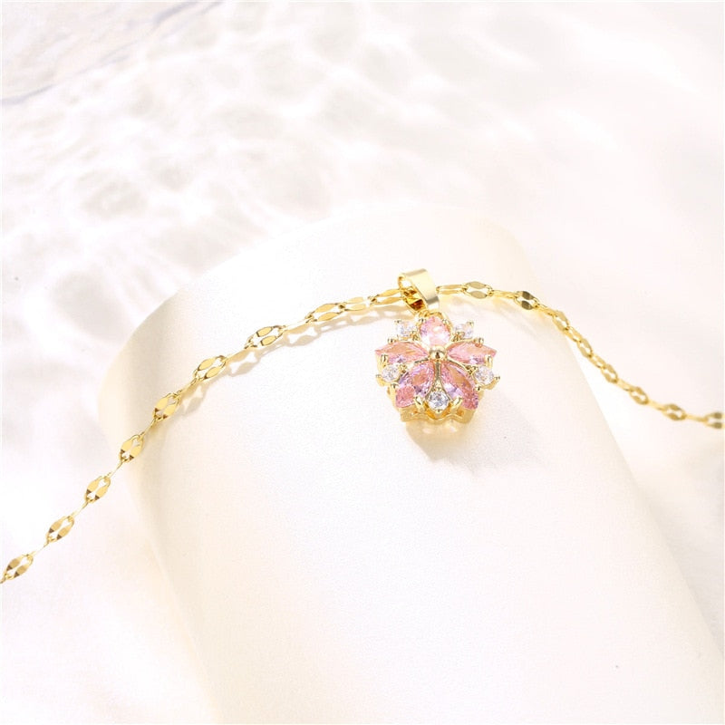 Collier avec un pendentif en fleur