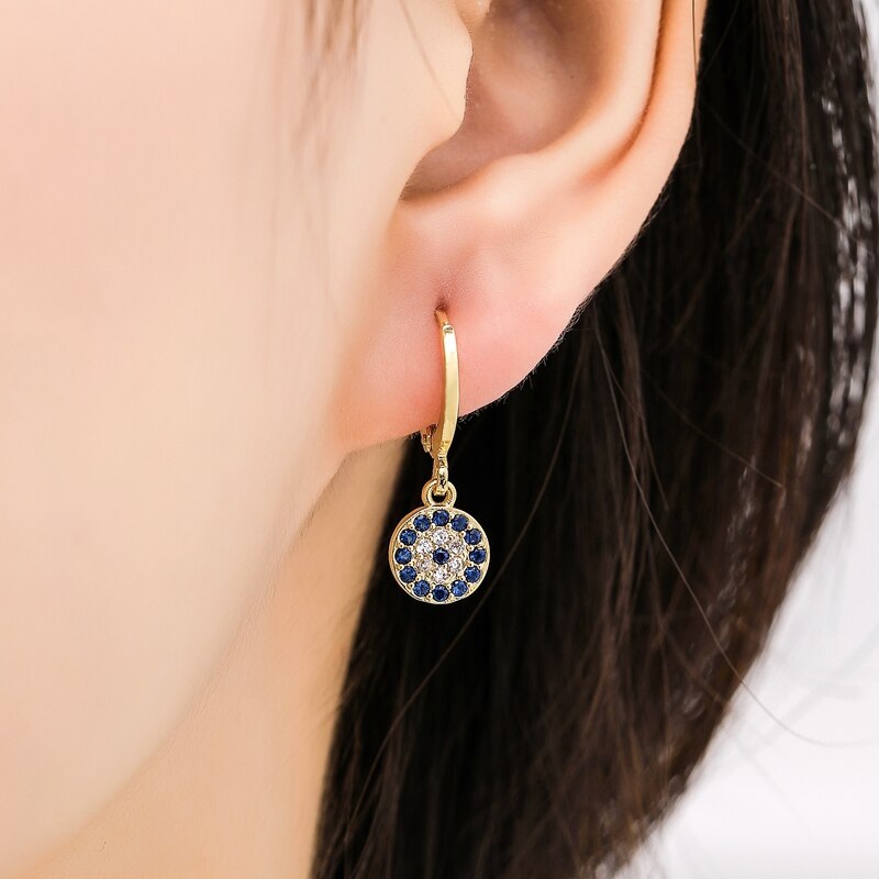 Boucles d'oreilles avec des zircons bleus