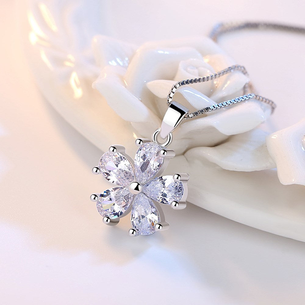Collier avec un pendentif en forme de fleur