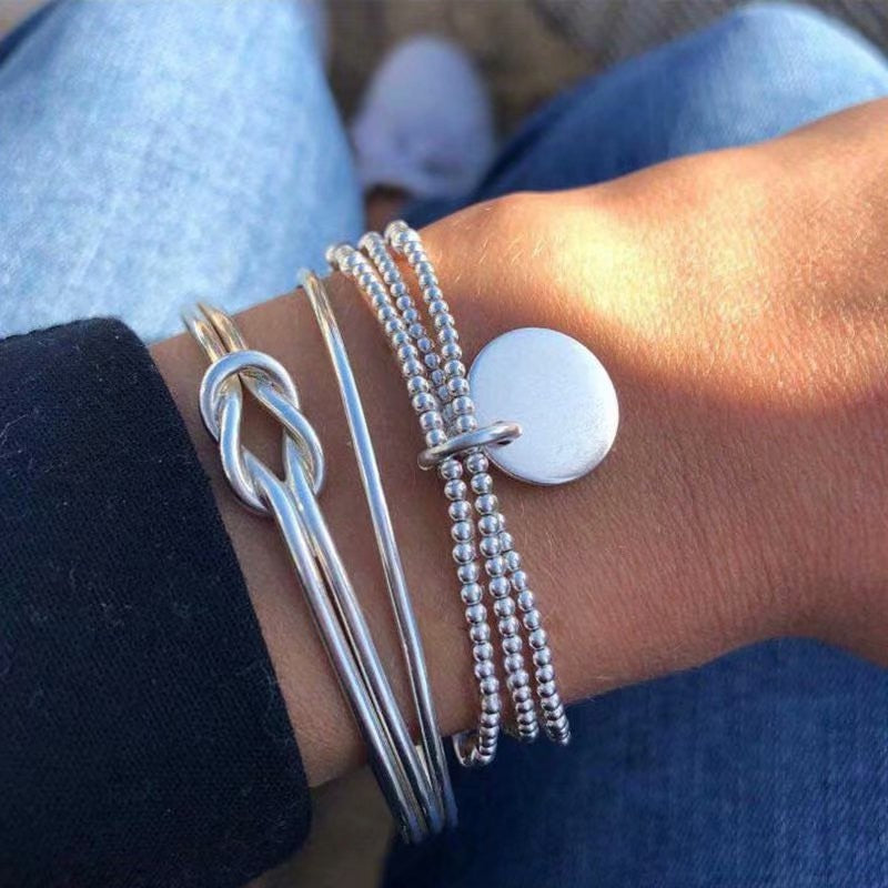 Un ensemble de bracelets avec un pendentif