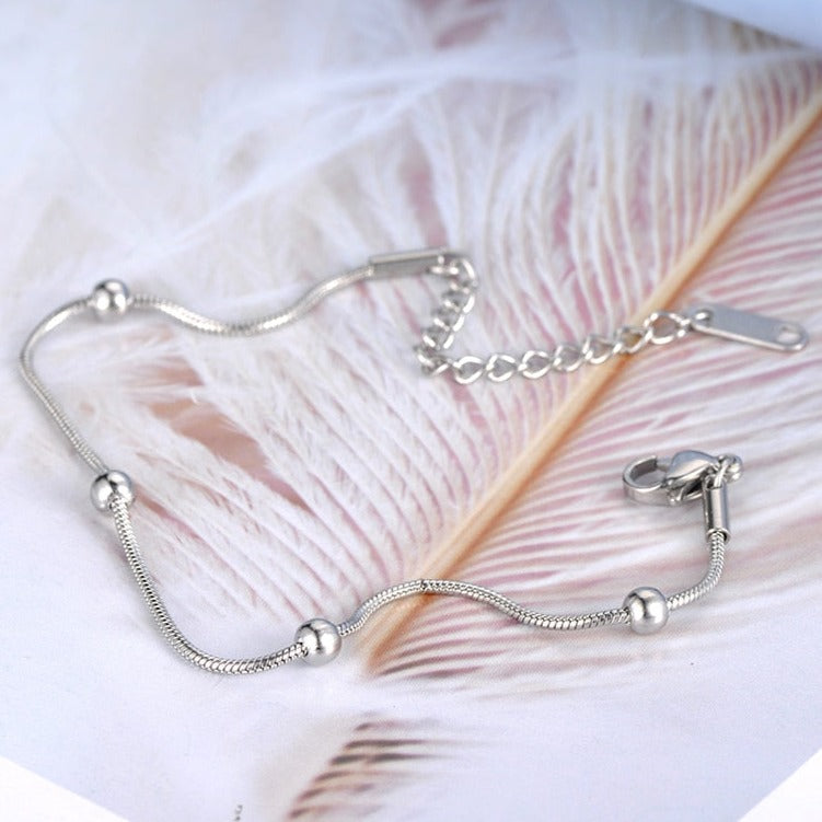 Bracelet minimaliste avec de petites boules