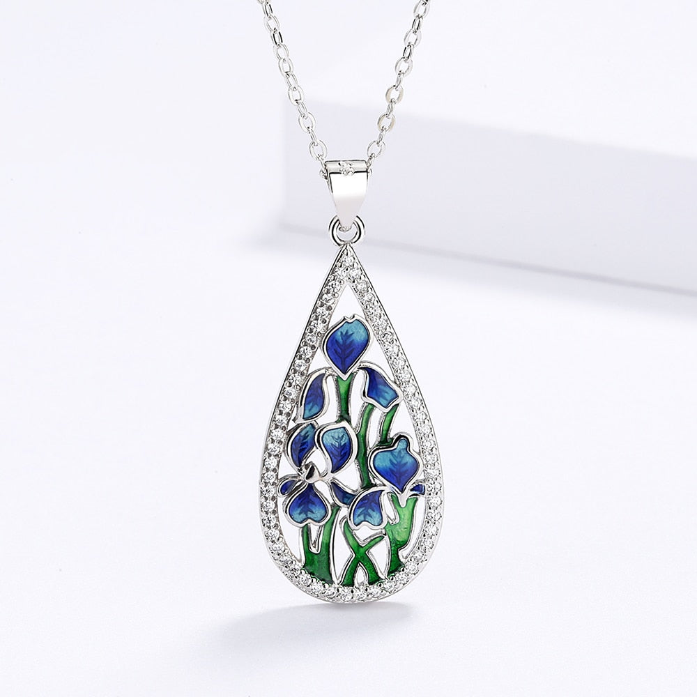 Collier avec un motif floral