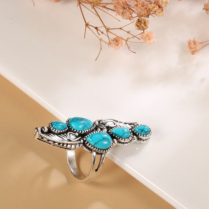 Bague avec des pierres précieuses