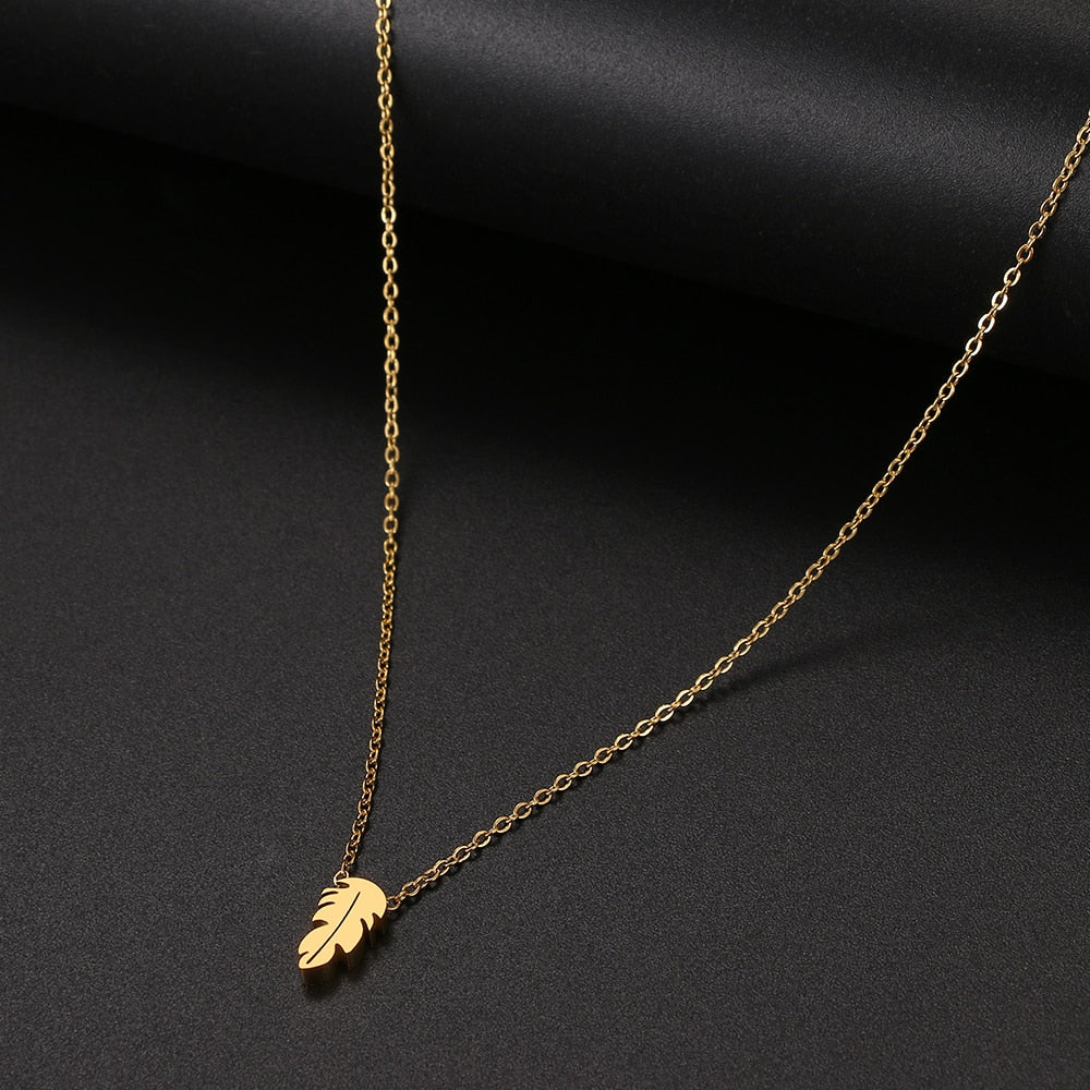 Collier pendentif en forme de plume