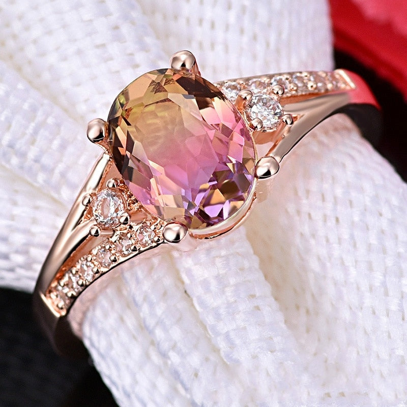 Bague avec des zircons et une pierre