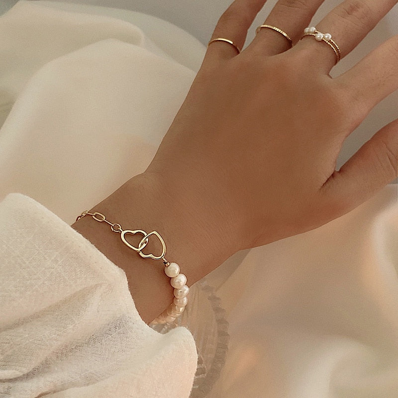 Bracelet avec des perles d'imitation.