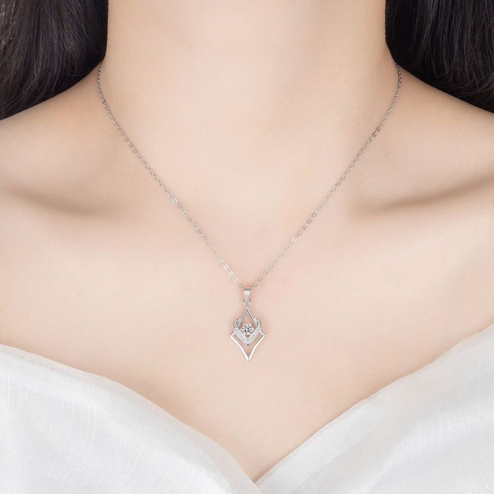 Collier avec un motif géométrique