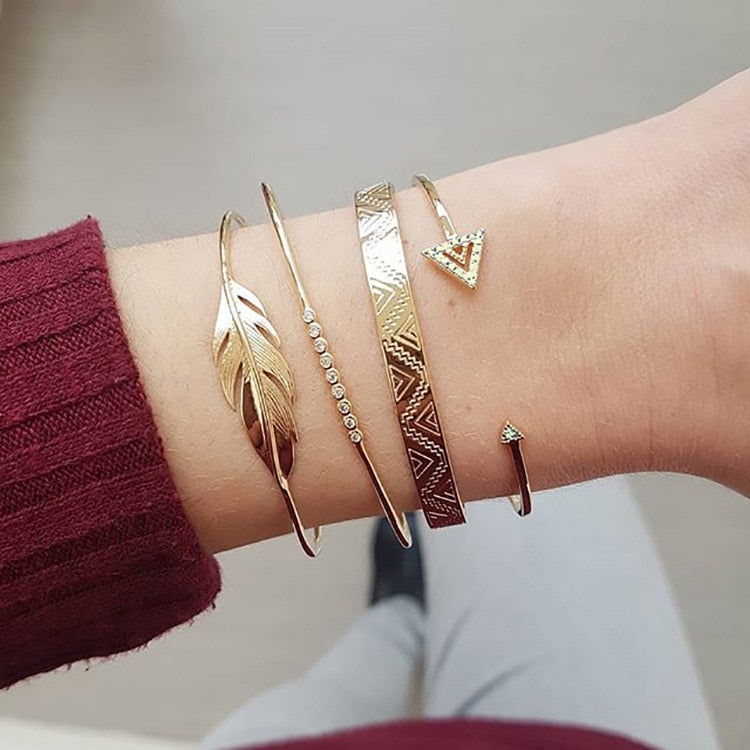 Un ensemble de bracelets avec une plume