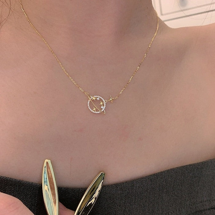 Collier en argent avec un motif de cosmos