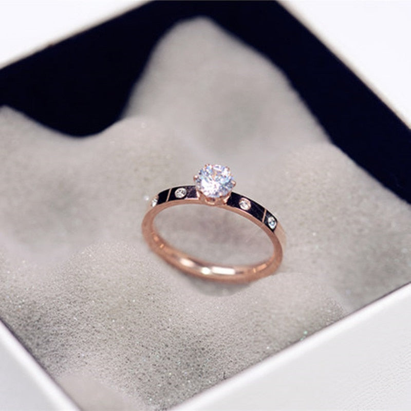 Bague avec un œillet et des zircons