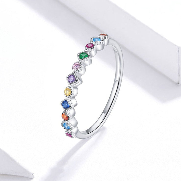 Bague avec des zircons colorés