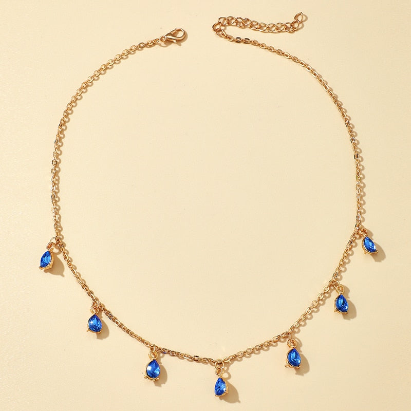 Collier avec des pierres bleues