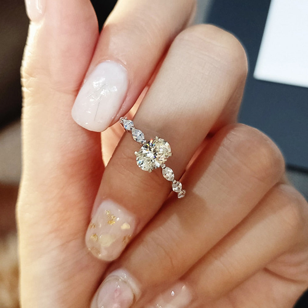 Bague avec zircons et un grand œillet