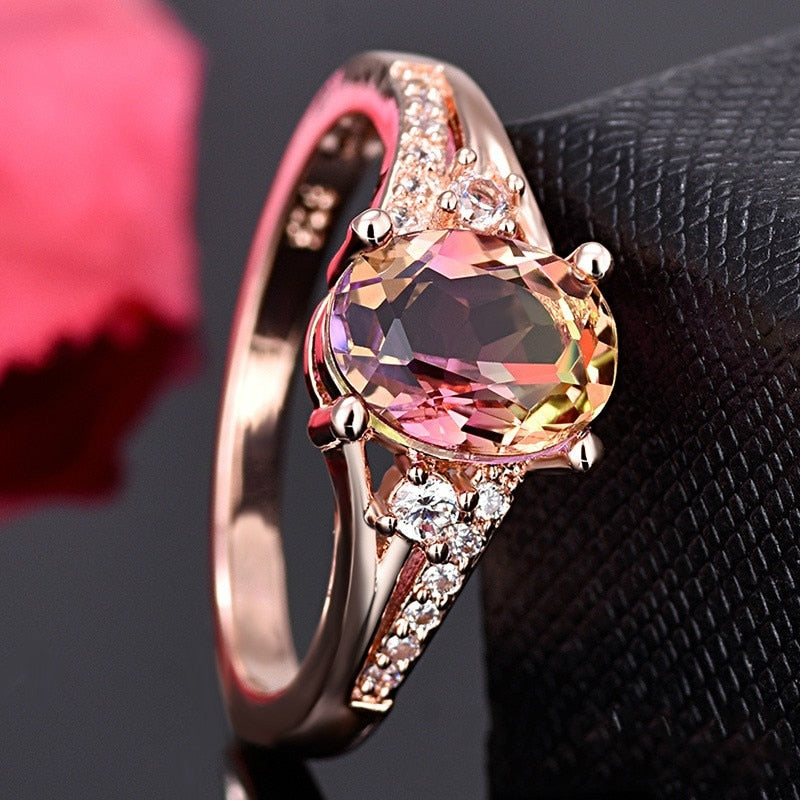 Bague avec des zircons et une pierre