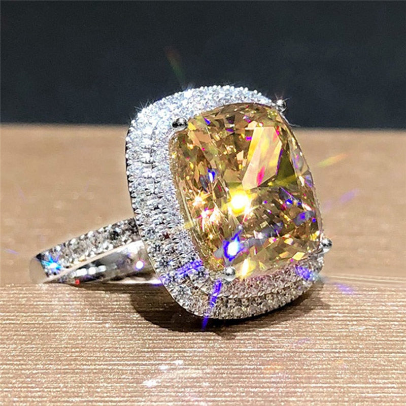 Bague avec des zircons et une pierre