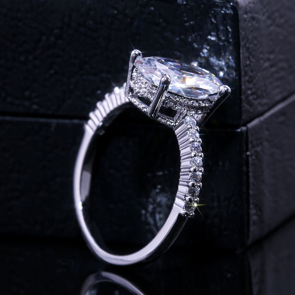Bague avec zircons et un grand œillet