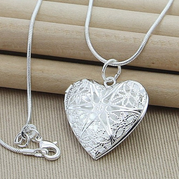 Collier en argent avec un pendentif ouvrable