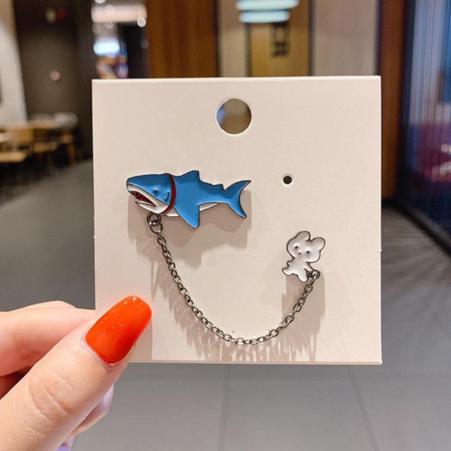Épingle avec chaîne - requin