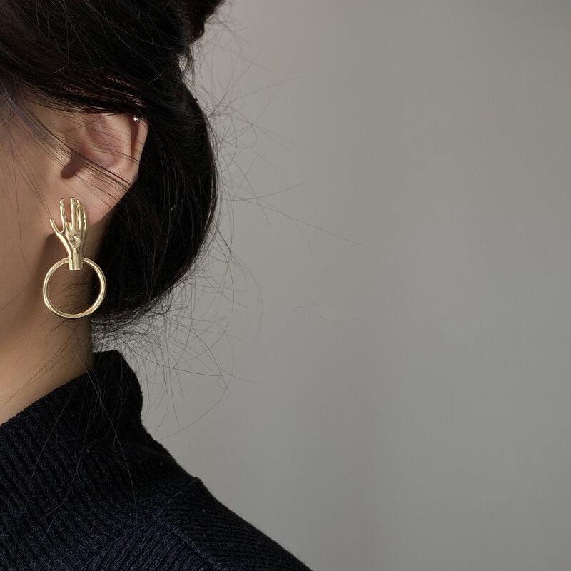 Boucles d'oreilles avec un motif de main