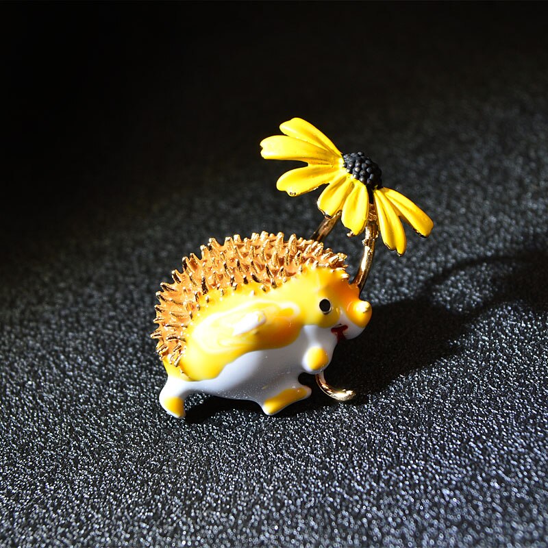 Épingle - hérisson avec une fleur