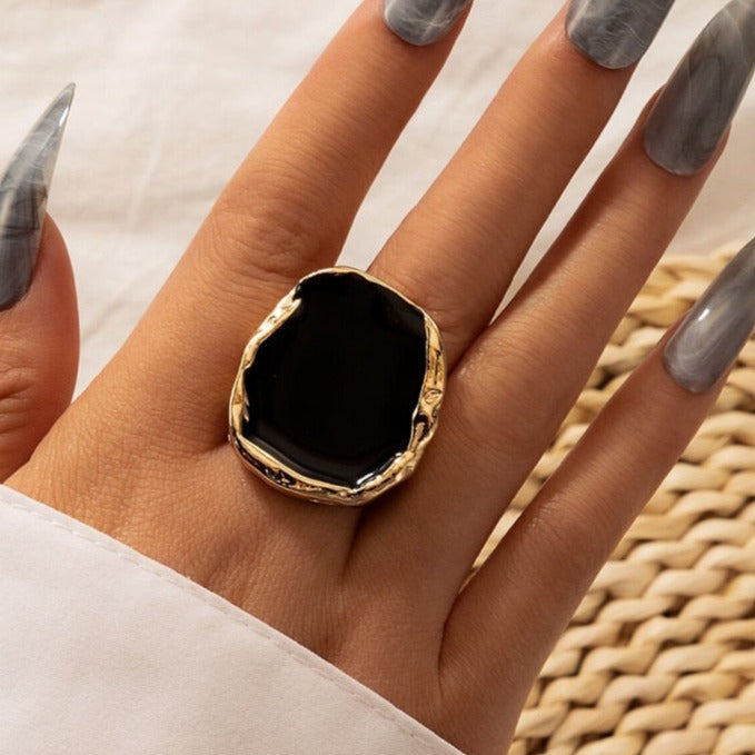 Bague avec une grosse pierre