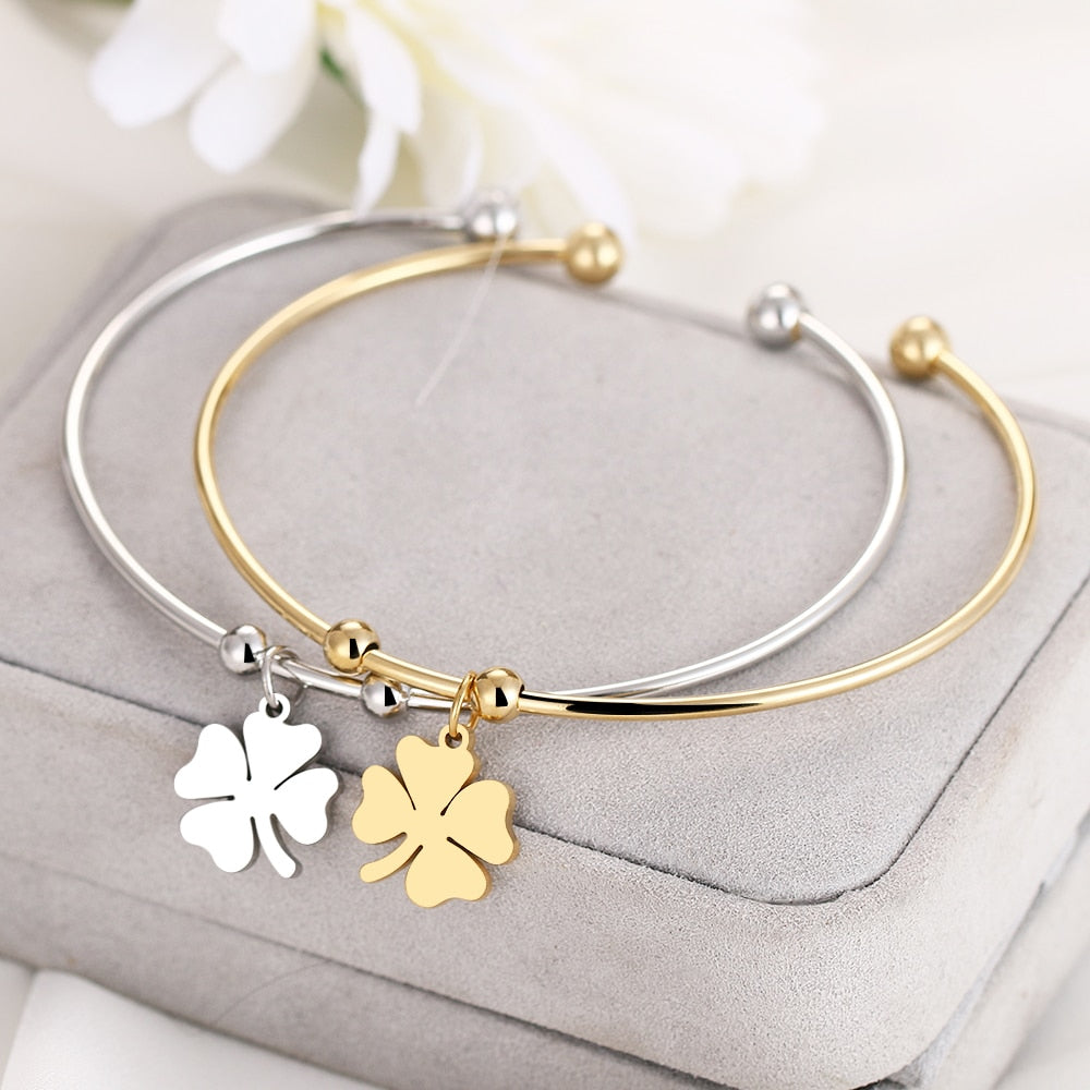 Bracelet ouvert avec un trèfle à quatre feuilles