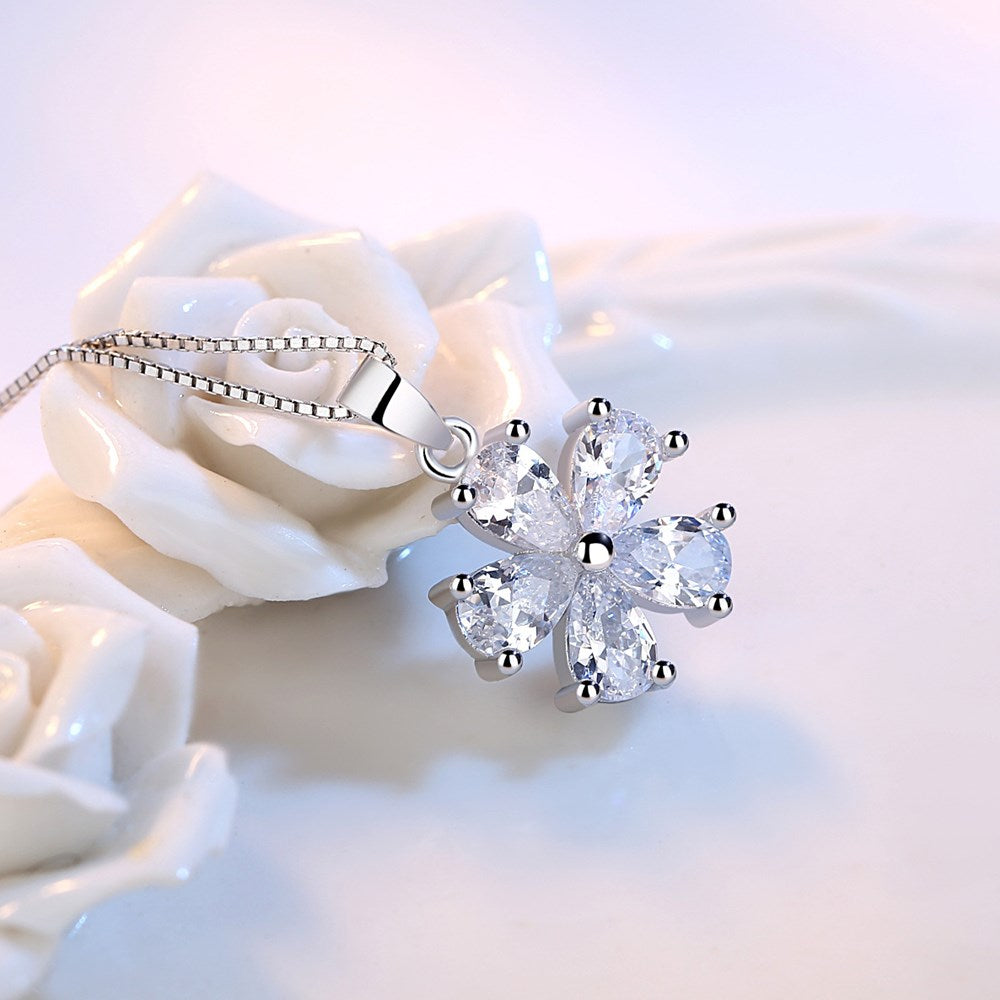 Collier avec un pendentif en forme de fleur