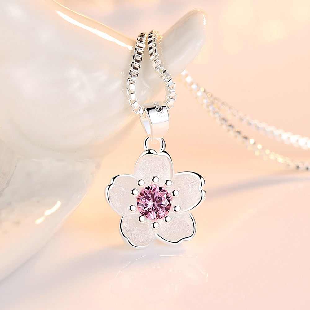 Collier en argent avec un pendentif en fleur