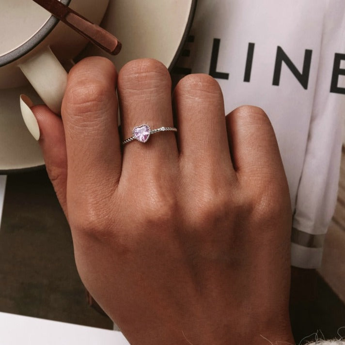 Bague avec une pierre de couleur rose
