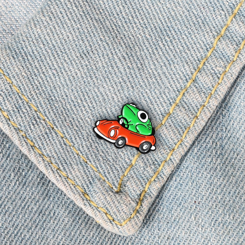 Pin - grenouille dans une voiture