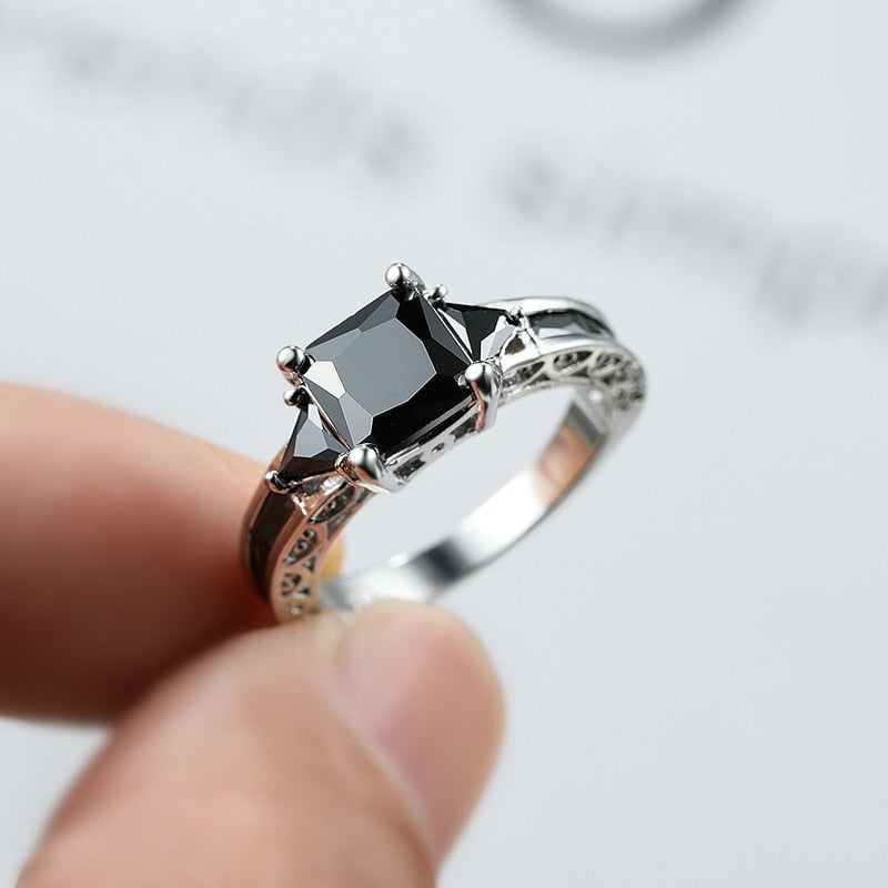 Bague avec zircons noirs