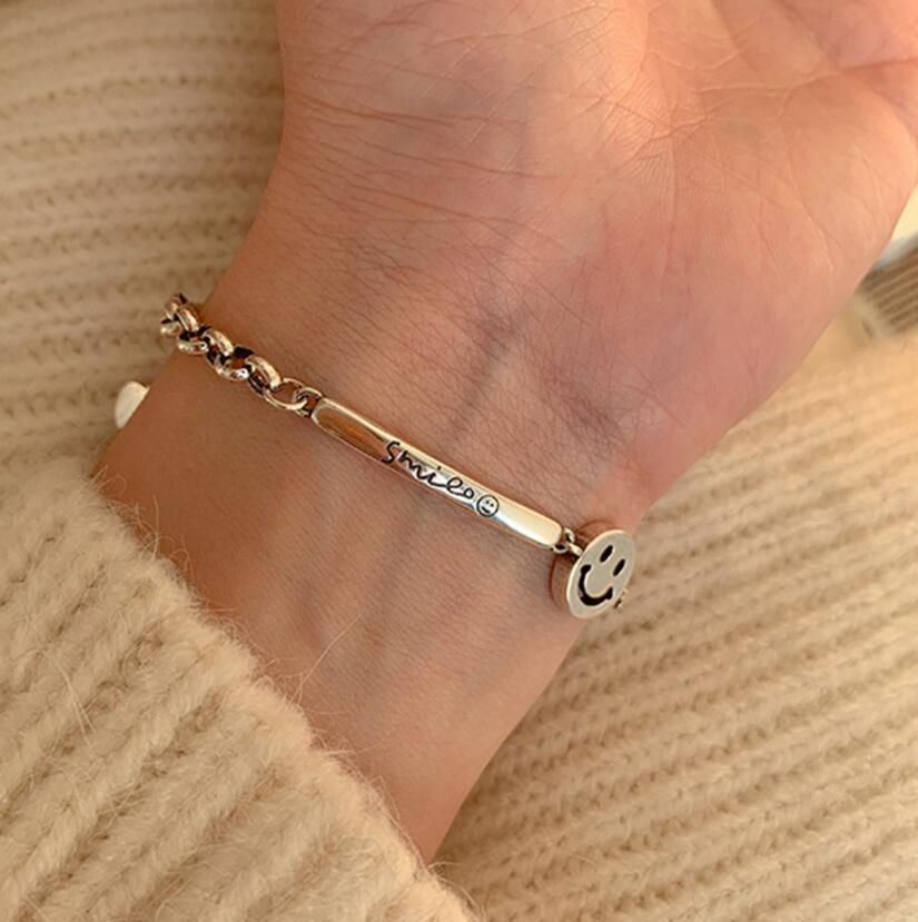 Bracelet avec un émoticône souriant