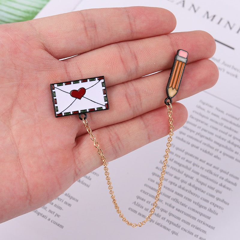 Épingle avec une chaîne - lettre
