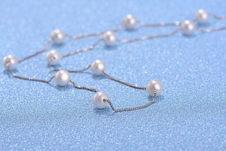 Collier avec des perles d'imitation