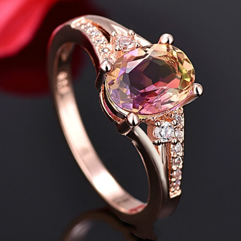 Bague avec des zircons et une pierre