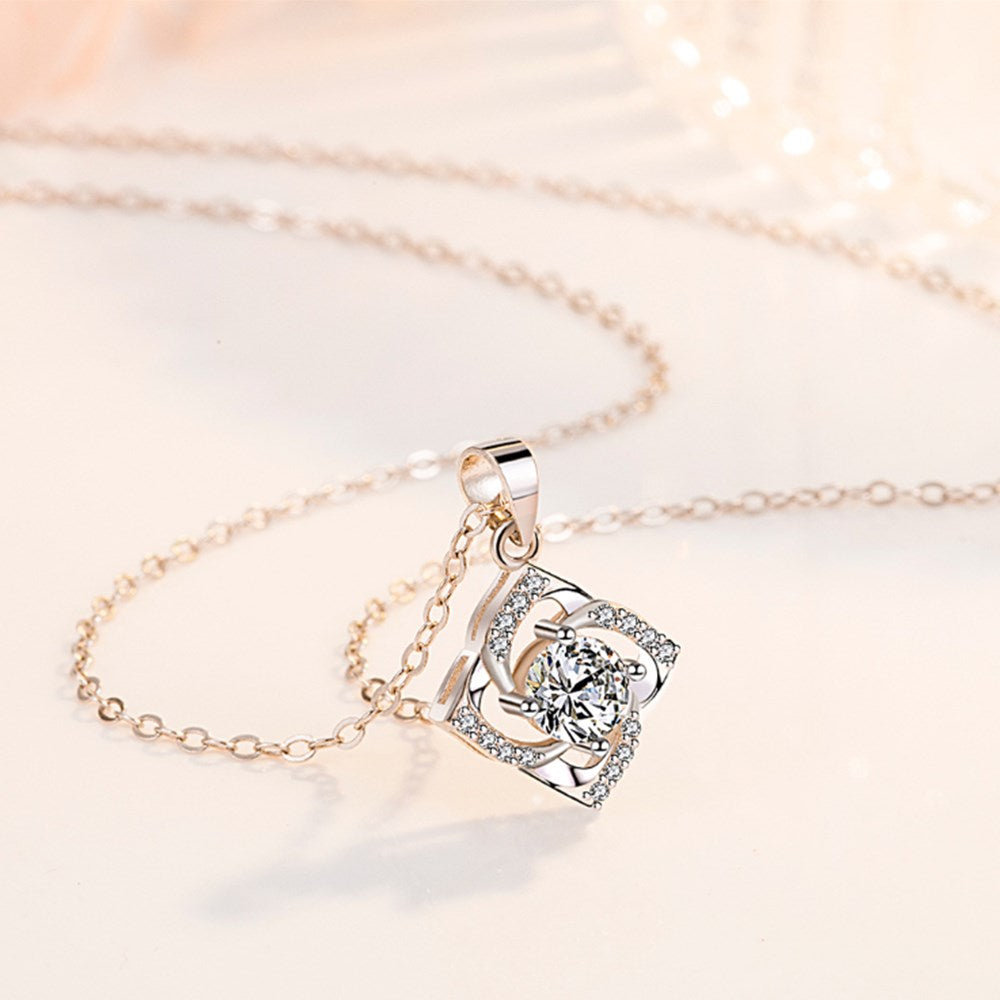 Collier avec motif de fleur