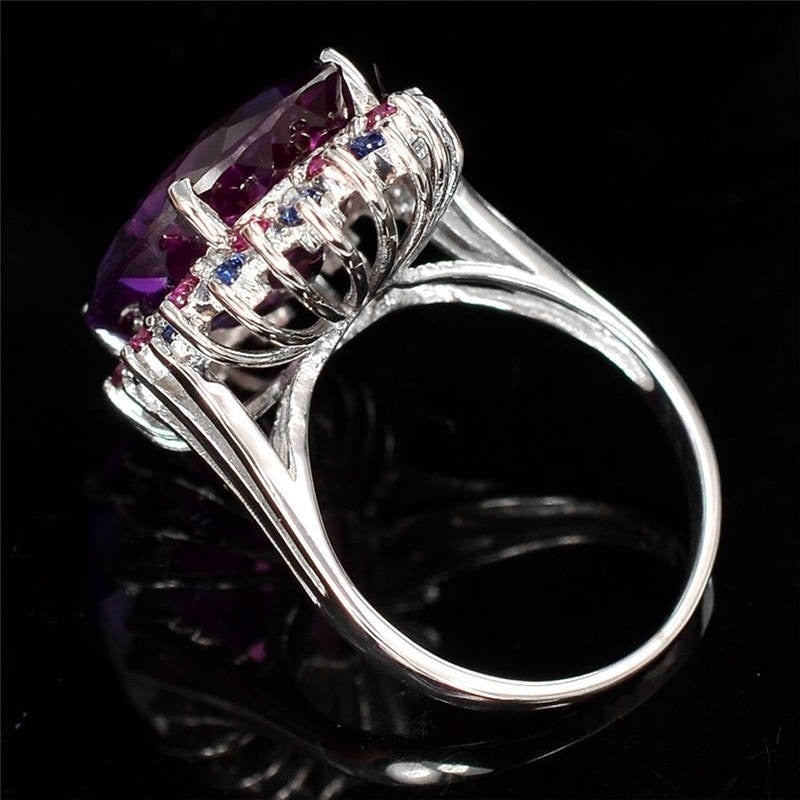 Bague avec une pierre violette
