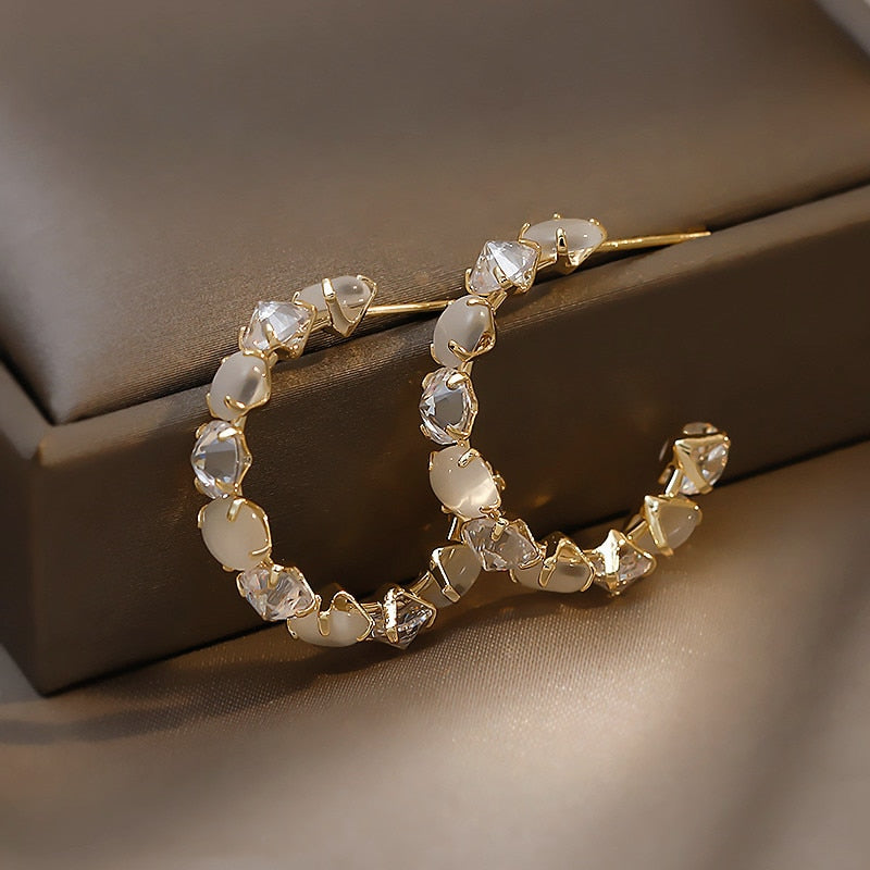 Boucles d'oreilles rondes avec des pierres