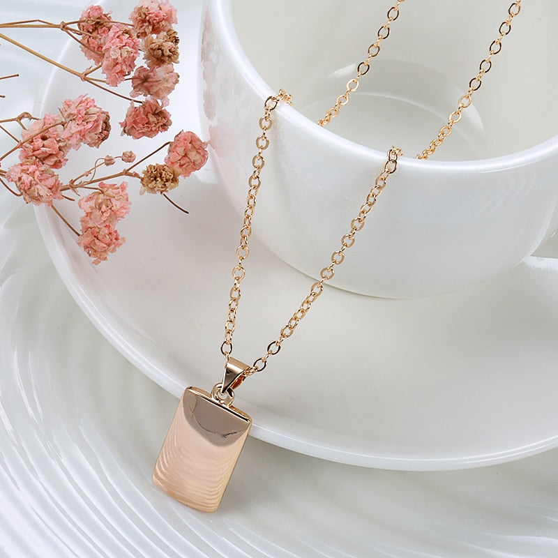 Collier avec un pendentif rectangulaire