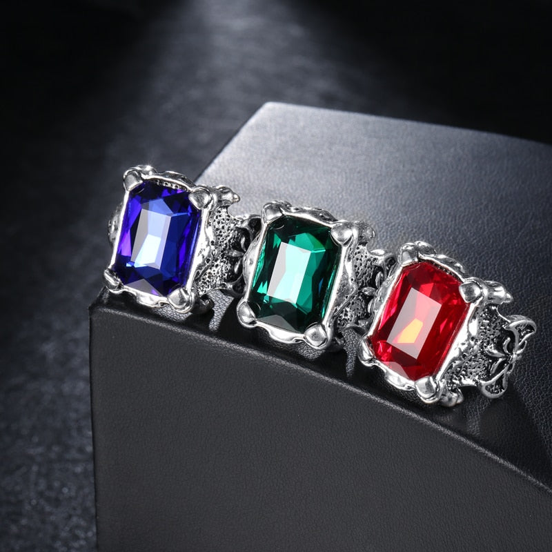 Bague avec une pierre colorée