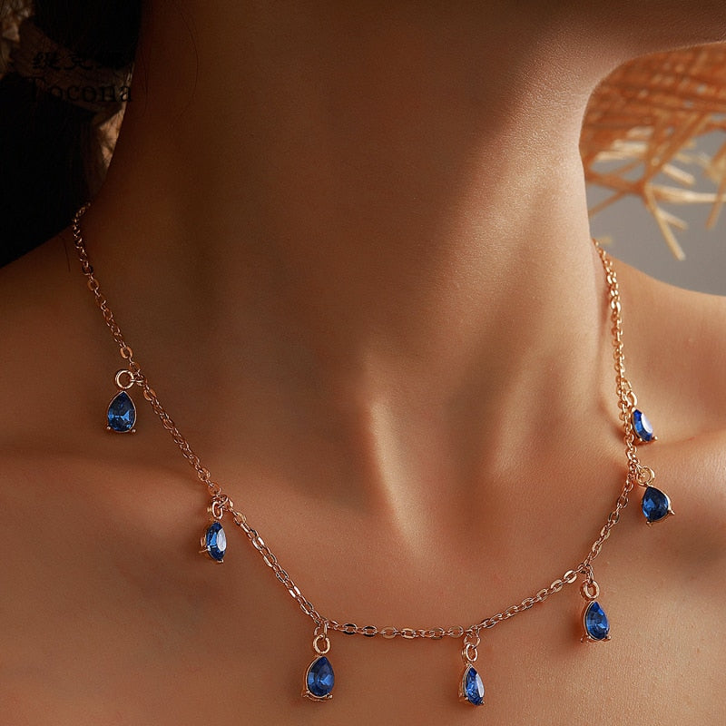 Collier avec des pierres bleues