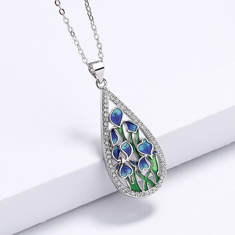 Collier avec un motif floral