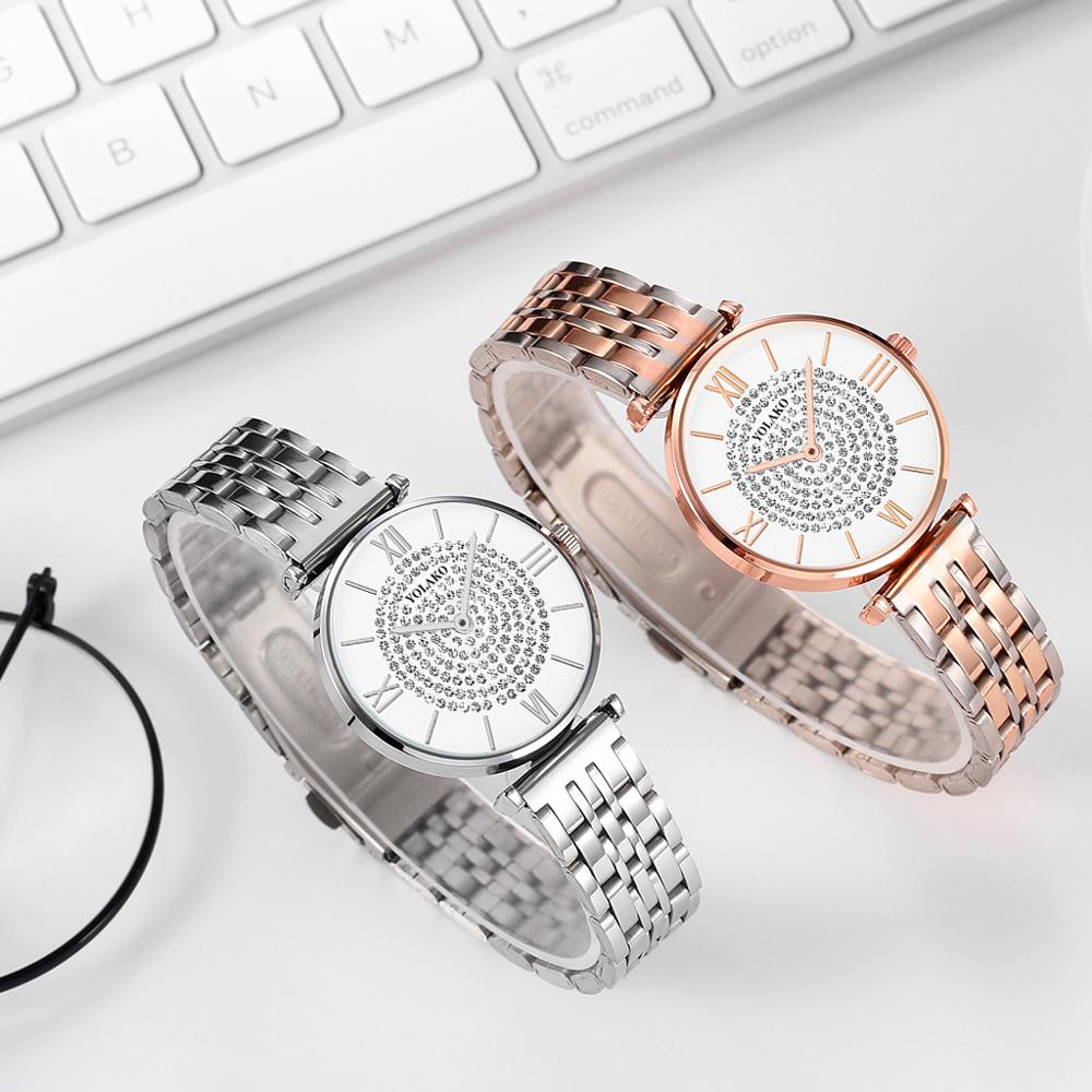 Montre pour femmes avec des zircons sur le cadran