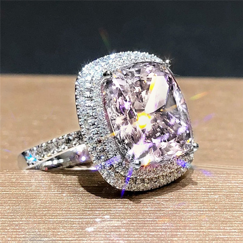 Bague avec des zircons et une pierre