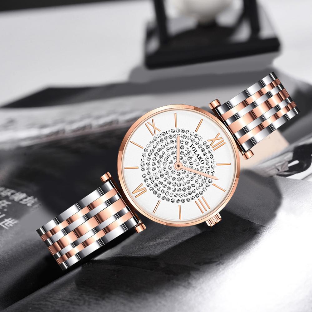 Montre pour femmes avec des zircons sur le cadran