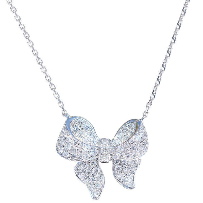 Collier avec un pendentif en nœud