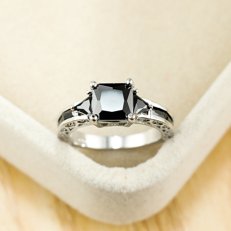 Bague avec zircons noirs