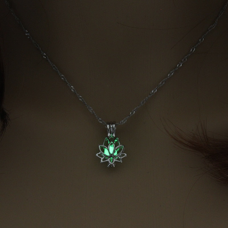 Collier lumineux avec une fleur de lotus