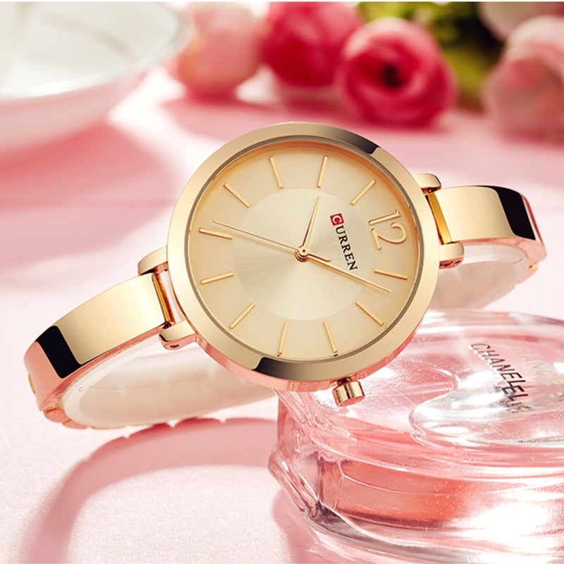 Montre pour dames sur un délicat bracelet décoratif
